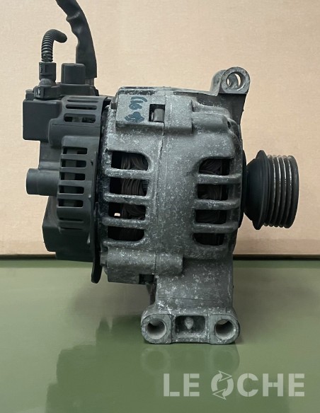 Vista laterale dell'alternatore usato per Mercedes Classe A