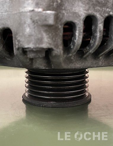 Dettaglio puleggia dell'alternatore usato per Ford Fiesta