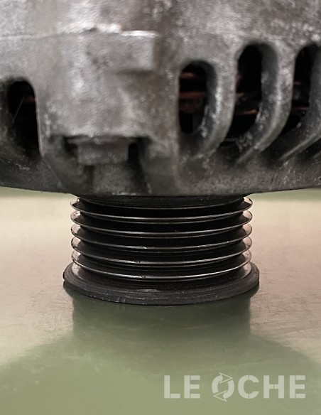 Dettaglio puleggia dell'alternatore usato per Ford Fiesta