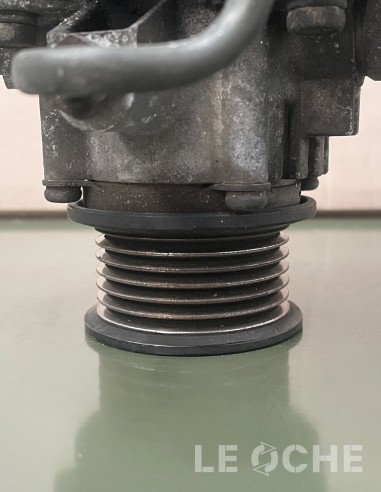 Dettaglio puleggia dell'alternatore usato per Rover Serie 200